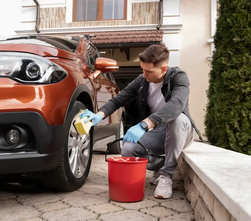 Lavage auto à domicile Chirac-Bellevue : professionnel intervenant sur un véhicule